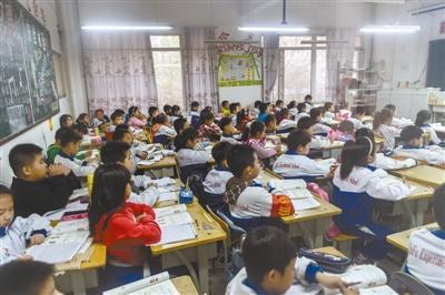 桌椅之间仅能坐下一名学生,没有挪动空间。