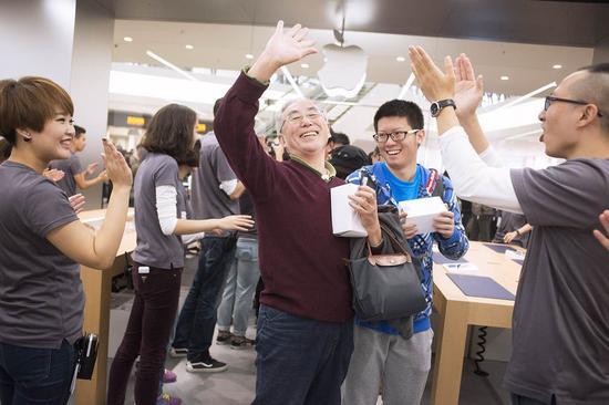 中国辽宁大连百年城Apple Store零售店