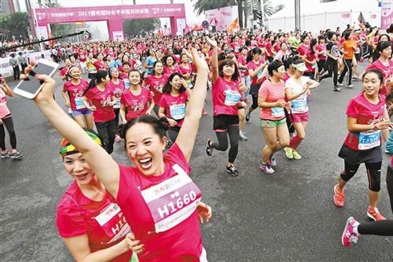 跑步还是看妞:重庆女子半程马拉松美女抢镜_跑
