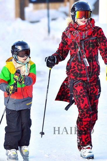 当地时间12月29日,格温·史蒂芬尼 (Gwen Stefani) 穿红色豹纹滑雪服带大儿子Kingston在马麦斯湖附近滑雪