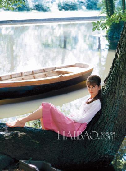 1962年,奥黛丽·赫本 (Audrey Hepburn) 在巴黎