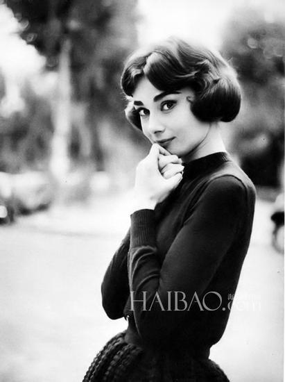 1957年,奥黛丽·赫本 (Audrey Hepburn) 身穿圆领毛衣在巴黎拍照