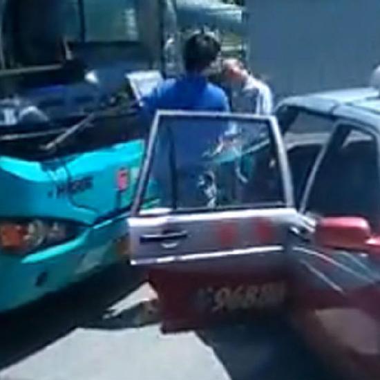 公交司机开车狠撞出租车