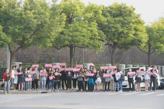热情粉丝翘首企盼女神KK驾到