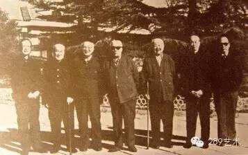 1983年,“中国古代书画鉴定组”正式成立,左起为谢辰生、刘九庵、刘仁恺、谢稚柳、启功、徐邦达、傅熹年。