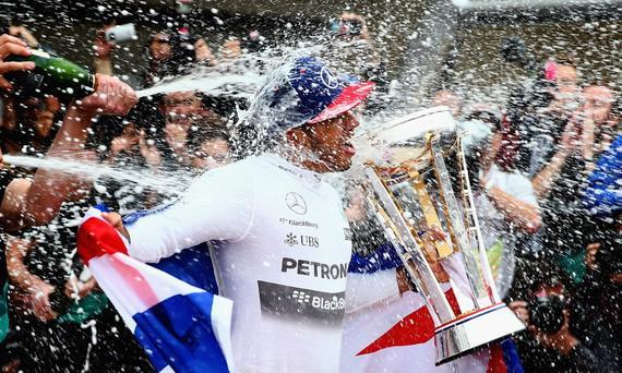汉密尔顿加冕F1三冠王