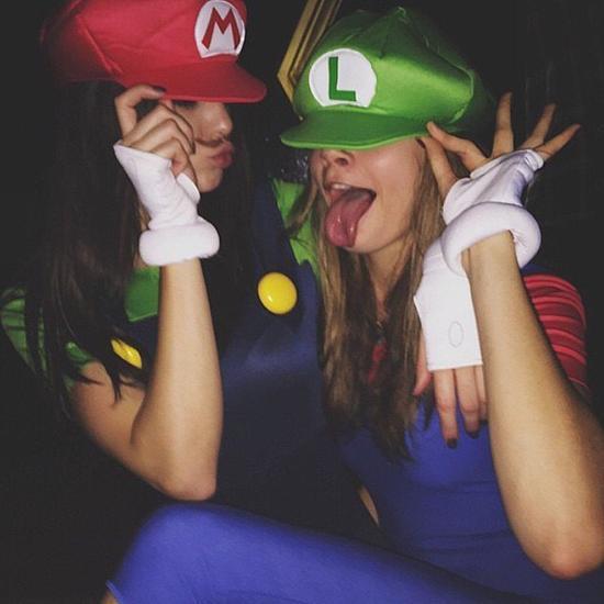 Kendall Jenner与 Cara Delevingne装扮卡通马里奥