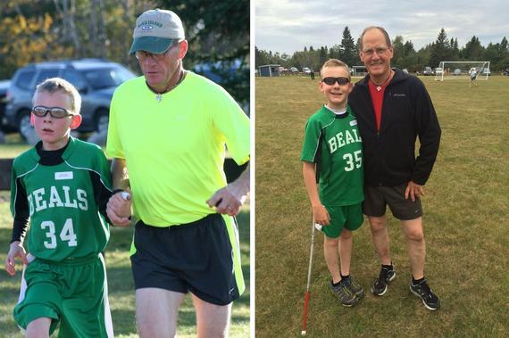 12岁美国盲童在父亲陪跑下完赛8次越野跑