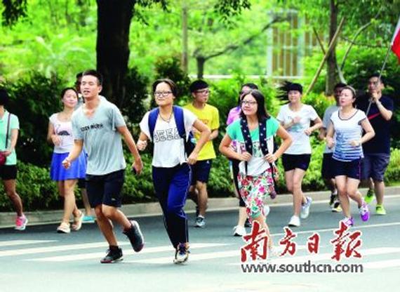 跑步日渐成为不分长幼的全民健身运动。 南方日报记者 王良珏 摄
