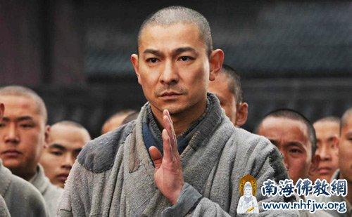 木鱼代表了他的佛教信仰,金鱼代表他绚烂多姿的生活。