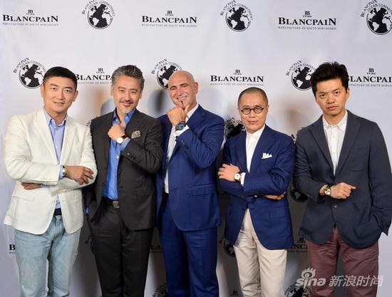 “心系海洋”晚宴,宝珀总裁兼首席执行官马克·海耶克(中间)和宝珀中国区副总裁廖昱(左一)与宝珀文化大使梁文道(右二)及宝珀品牌挚友吴秀波(左二)、李健(右一)合影