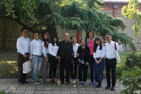 美丽中国项目老师和员工代表与原中共中央政治局常委、中组部部长宋平和夫人合影