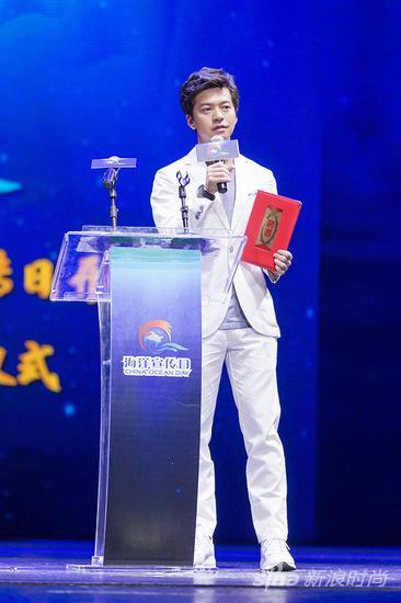 李健在开幕式上讲话:-“成为海洋公益形象大使,既是一份荣耀更是一份责任。我会用音乐,用歌声传递更多对海洋的感情,-让更多人加入到保护海洋的行列。”