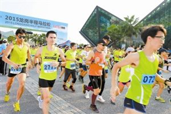 龙岗半马新花样 跑步+演唱会嗨翻8000跑友_跑