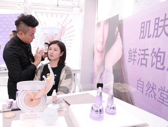 自然堂“肌肤休眠空间”彩妆老师为体验者打造妆容