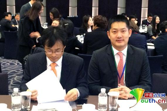 中国围棋国手常昊（右）参加2015中韩青年领导者论坛