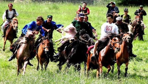 哈萨克族民俗赛马节叼羊活动