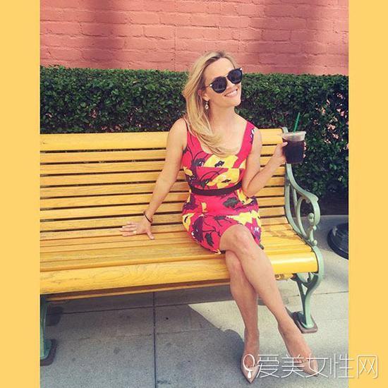 瑞茜-威瑟斯彭(Reese Witherspoon) 私照晒墨镜&高跟鞋