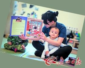 中英双语日托中心的孩子跟着中文老师学习中文