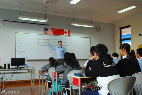 外教在给学生上课