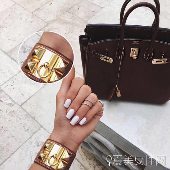 凯莉-詹娜 (Kylie Jenner)晒爱马仕包包手环
