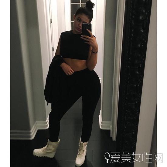 凯莉-詹娜 (Kylie Jenner) 晒Yeezy长靴
