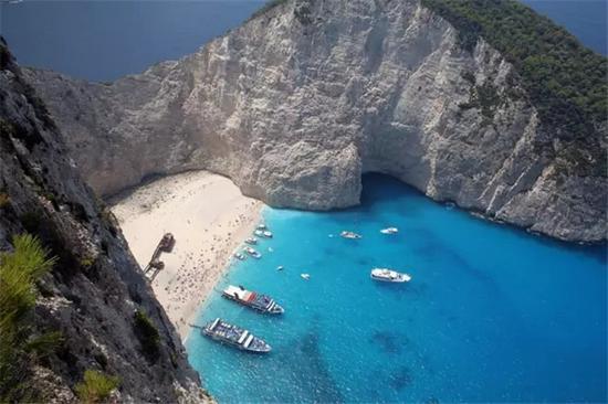 红猪侠的秘密基地,则是希腊的沉船湾( Navagio )