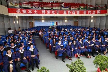 EMBA同学毕业典礼(图片来源于网络)
