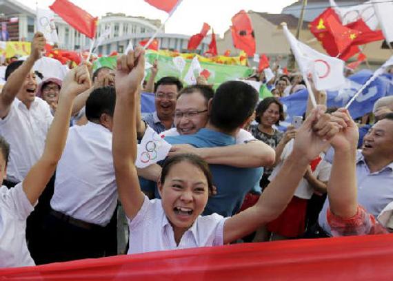 2015年7月31日，崇礼县民众庆祝北京携手张家口获得2022年冬奥会举办权