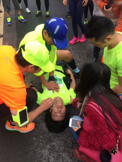 郑先生为跑友进行心肺复苏