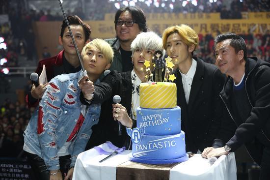 吴亦凡生日会宣布与YOHO!联合推出潮牌