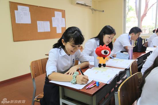 课堂上学生在做作业