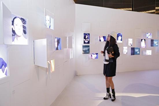玛丽黛佳创始人崔晓红参观越域精神艺术展
