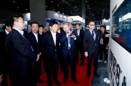 上海市委常委、副市长艾宝俊一行莅临工博会上海仪电展台参观