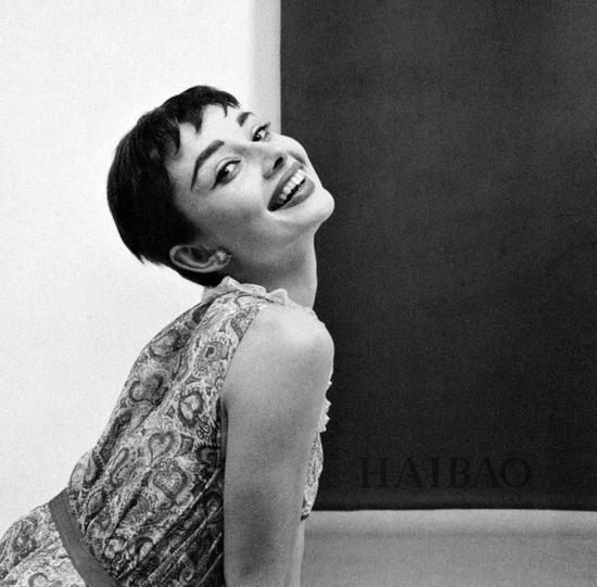 奥黛丽·赫本 (Audrey Hepburn) 身着卡纷 (Carven) 女装,1954年
