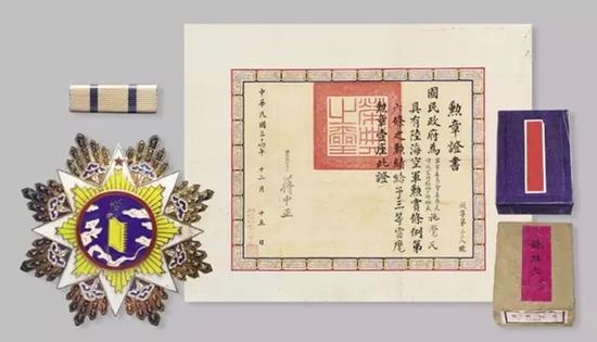 Lot 2002 1945年国民政府颁予施觉民将军三等云麾勋章,银镀金镶珐琅,背“印铸局制”,编号: 238,带勋表、原盒以及书写“施组长觉民”之纸质外包装盒,并附“勋章证书”一份,尺寸: 42.8 X 53.2厘米,旋字第二三八号,“国民政府为军事委员会委员长、侍从室侍卫组少将组长施觉民具有陆海空军勋赏条例第六条之勋绩给予三等云麾勋章壹座,此证”,盖“荣典之玺”,国民政府主席蒋中正签署,国民政府典玺官许静芝钤印,勋章及证书全套保存完美,极为少见。