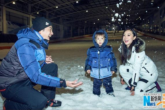 霍思燕一家雪场其乐融融