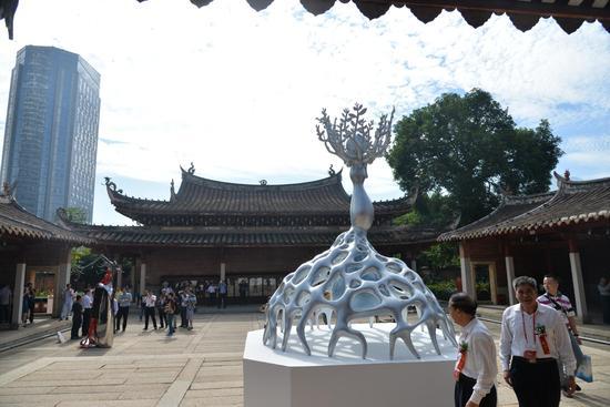 陈文令《 根深叶茂》雕塑