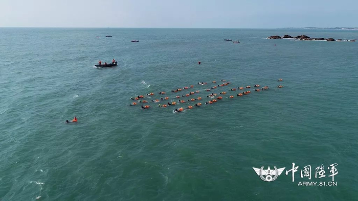 惊险！危机时刻，海训官兵成功解救6名被海浪卷走的群众