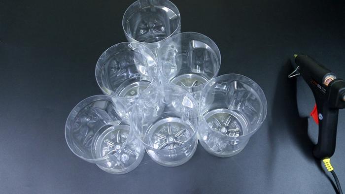 6个圆形的塑料瓶粘贴一起，放在家里有两个作用，方法简单还实用