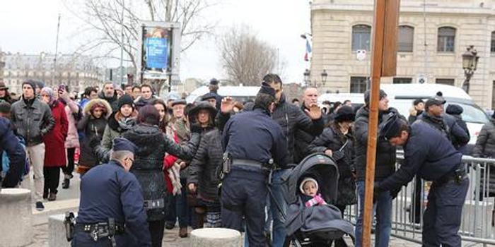 法国突击队扫毒子弹打进幼儿园 园方:我们赶紧