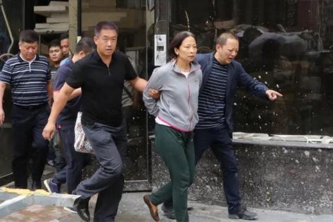 ▲李艳滨被警方控制。 图片来源/哈尔滨市公安局官方微博