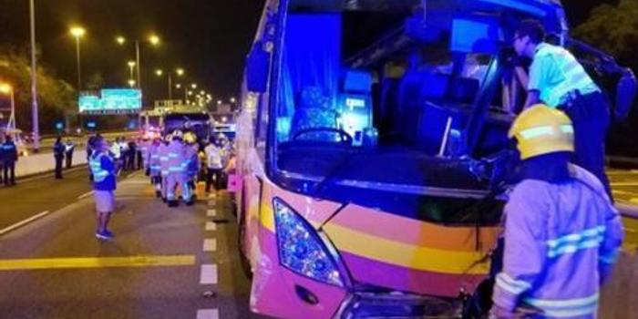 香港旅游大巴与出租车相撞 已致5死30多伤(图