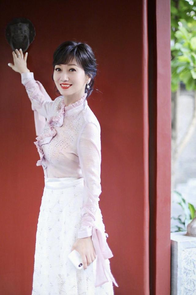 64岁赵雅芝果然是“冻龄女神”，白色T恤配粉色亮片裙，优雅大气