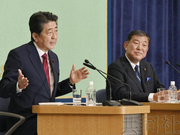 日本自民党总裁选举论战重启 安倍与石破针锋相对