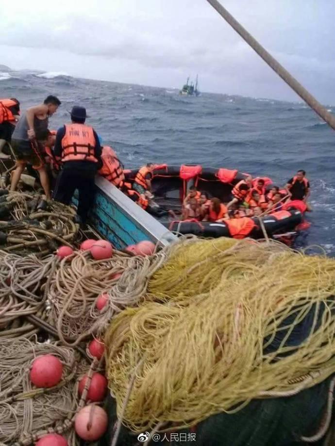  泰游船翻覆致1名中国游客溺亡仍有53人失踪 白天出动直升机搜救 