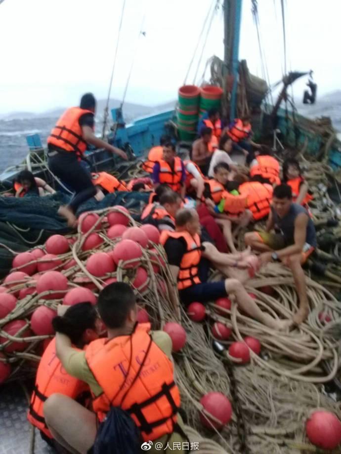  泰游船翻覆致1名中国游客溺亡仍有53人失踪 白天出动直升机搜救 