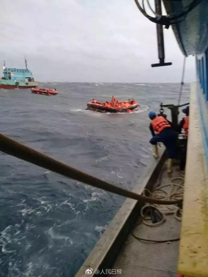 揪心！泰国普吉海域两船倾覆，中国游客1人溺亡50人失踪，游客讲述惊险瞬间