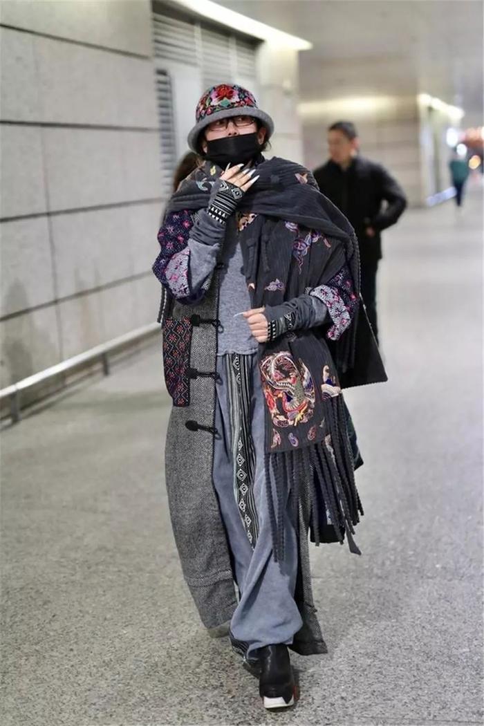 61岁杨丽萍皮肤白皙看不出年纪，披大衣霸气出行，上演最炫民族风