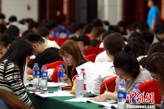 公务员考试临近,考生们紧张复习。 张道正 摄